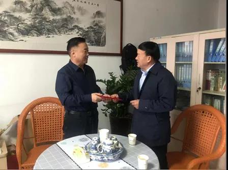 敦煌種業(yè)領導看望慰問公司老干部、老黨員及困難黨員職工