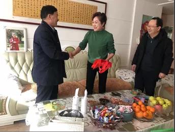 敦煌種業(yè)領導看望慰問公司老干部、老黨員及困難黨員職工