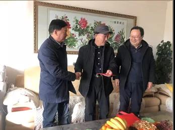 敦煌種業(yè)領導看望慰問公司老干部、老黨員及困難黨員職工