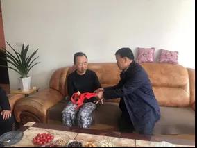 敦煌種業(yè)領導看望慰問公司老干部、老黨員及困難黨員職工