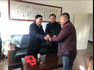 敦煌種業(yè)領導看望慰問公司老干部、老黨員及困難黨員職工